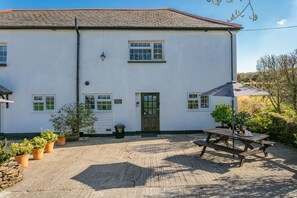 Outdoor dining - 2 Bed in Whitstone (oc-f31808) (Whitstone)