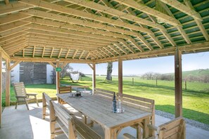 Outdoor dining - 2 Bed in Whitstone (oc-p31807) (Whitstone)