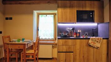 KĂŒhlschrank, Mikrowelle, Herdplatte, Kochgeschirr/Geschirr/Besteck