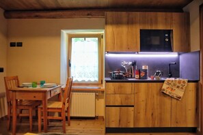 Fridge, microwave, stovetop, cookware/dishes/utensils - Ciesa Le Crepedele Miniappartamento Mirandola (Sottoguda-Palue)