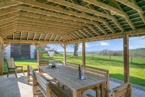 Outdoor dining - 1 Bed in Whitstone (oc-w31810) (Whitstone)