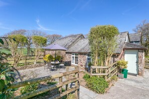 Outdoor dining - 1 Bed in Whitstone (oc-w31810) (Whitstone)