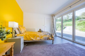 Cuna de viaje, wifi gratis y ropa de cama 