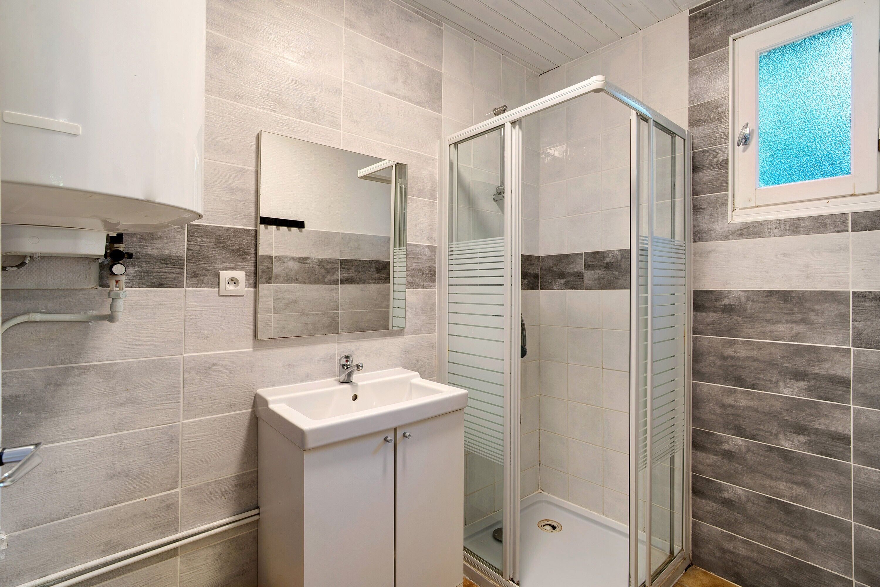 Shower, free toiletries