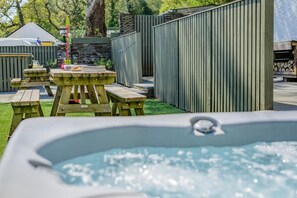 Outdoor dining - 2 Bed in Bush (oc-s31846) (Bush)