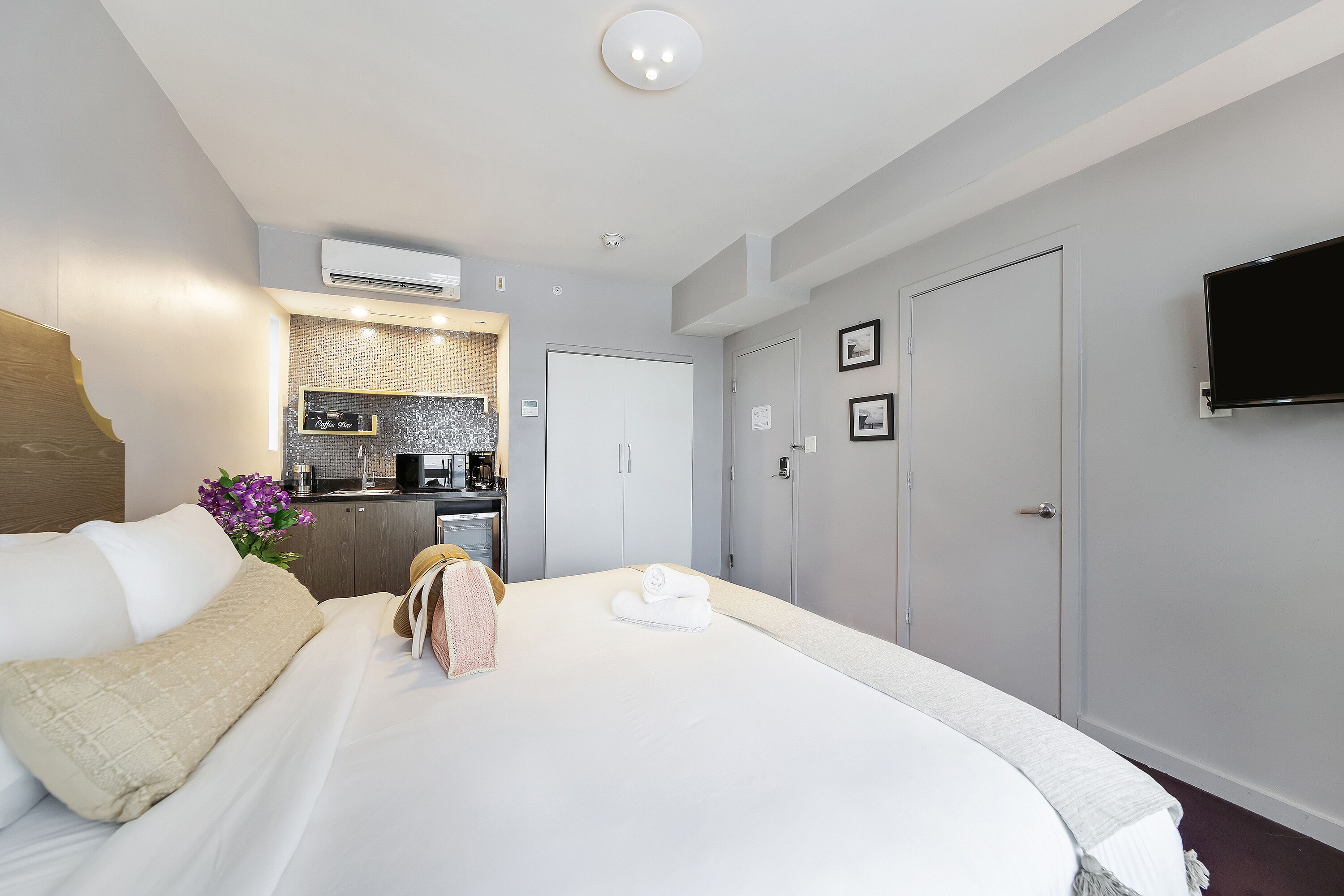 Deluxe Room, 1 King Bed, Kitchenette (Self check-in) | In-room safe, blackout drapes, iron/ironing board