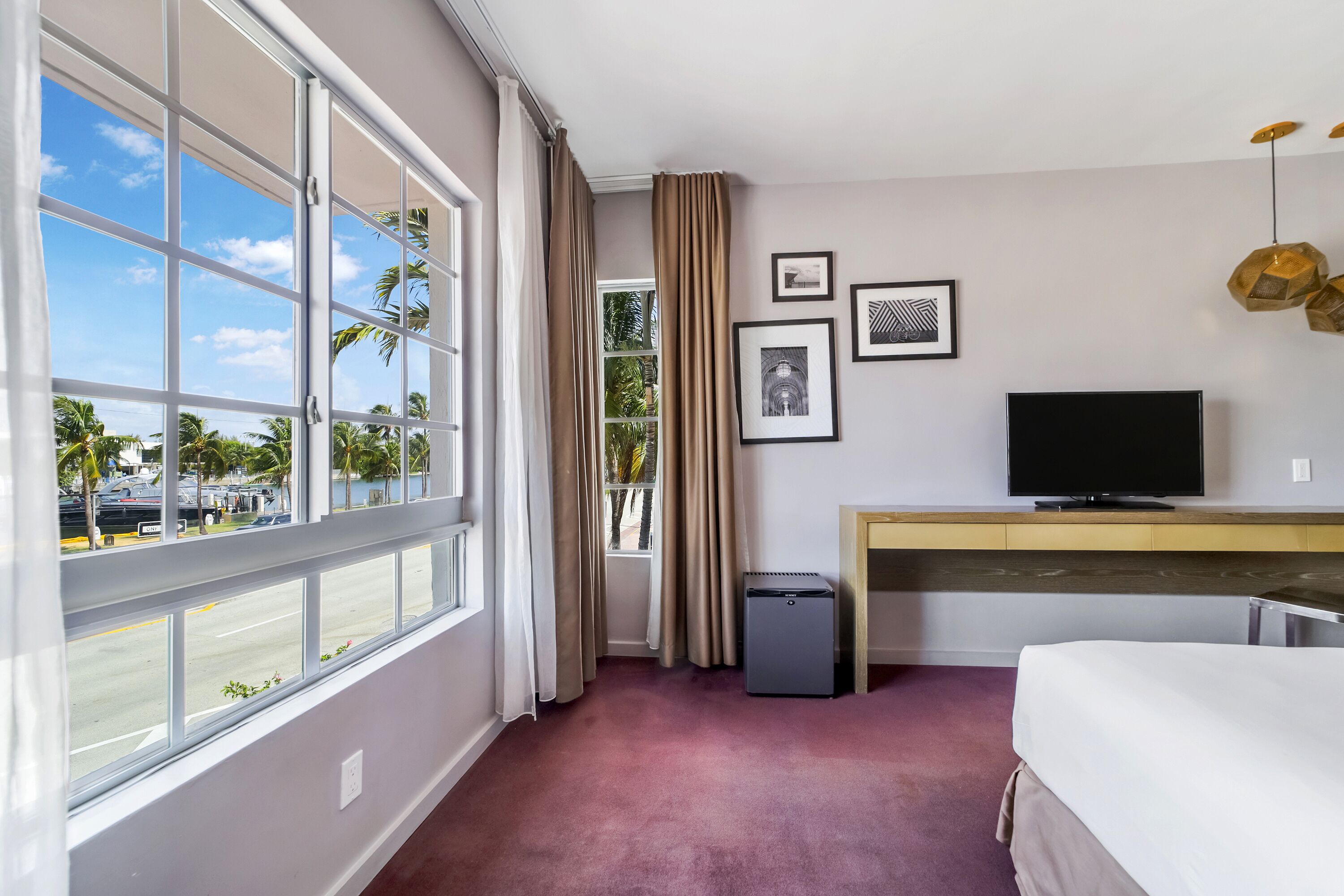 標準客房, 1 張特大雙人床, 私人浴室 (Self check-in) | 客房內保險箱、書桌、筆電工作空間、遮光布/窗簾