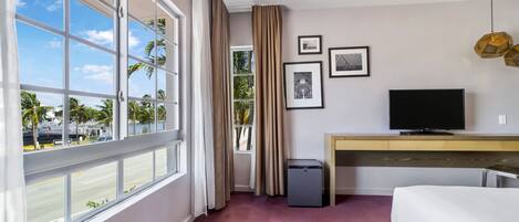 Phòng Tiêu chuẩn, 1 giường cỡ king, phòng tắm riêng (Self check-in) | Két bảo mật tại phòng, bàn, khu vực làm việc phù hợp cho laptop