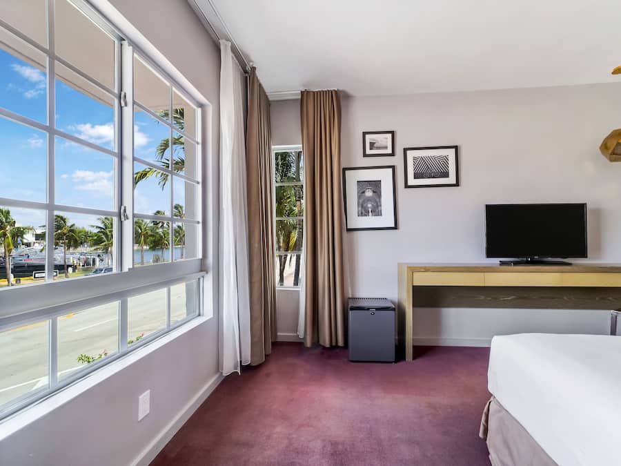 Rom – standard, 1 kingsize-seng, privat bad (Self check-in) | Safe på rommet, skrivebord og skrivebord for bærbar PC