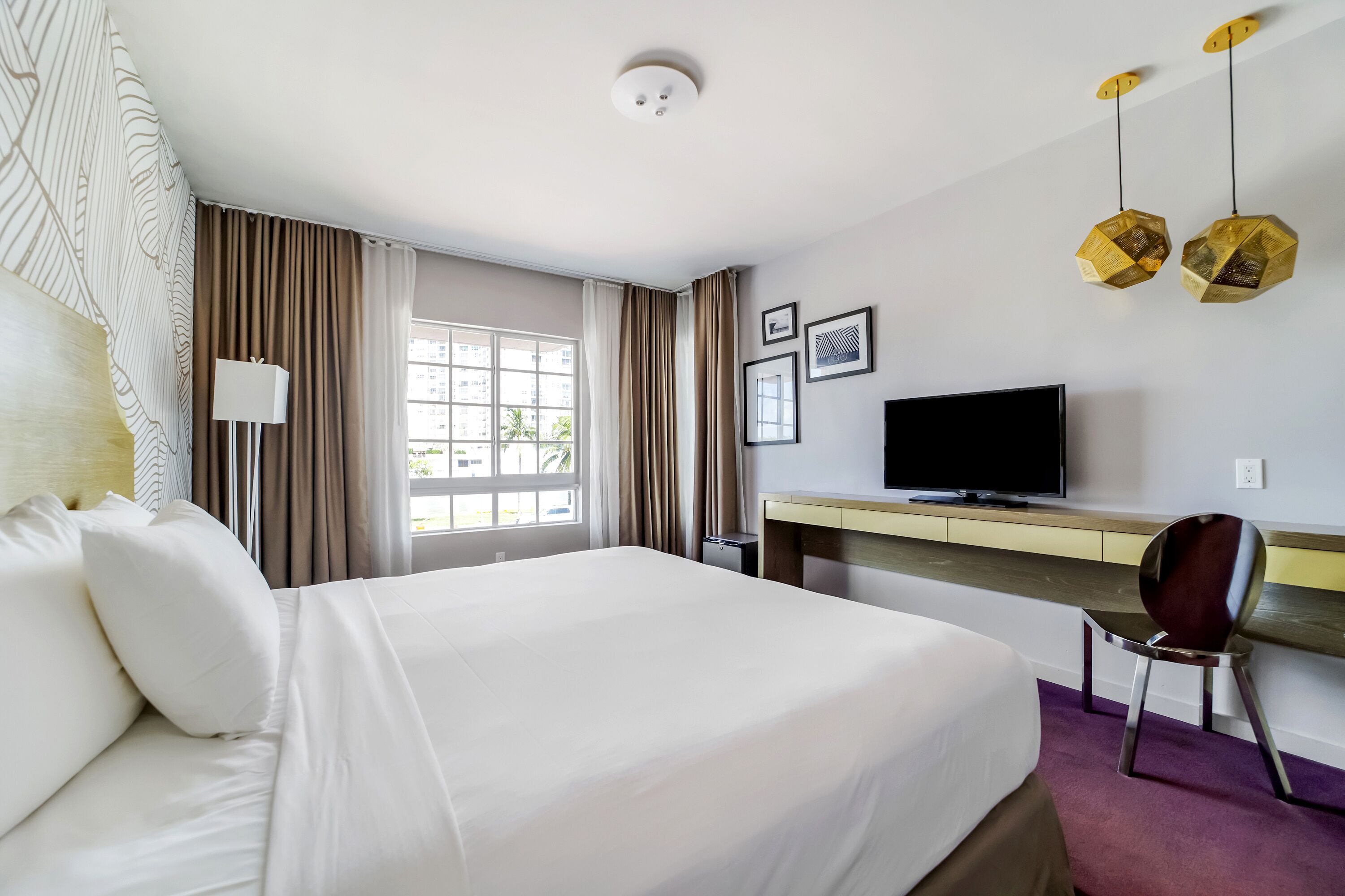 Caja de seguridad en la habitación y escritorio 