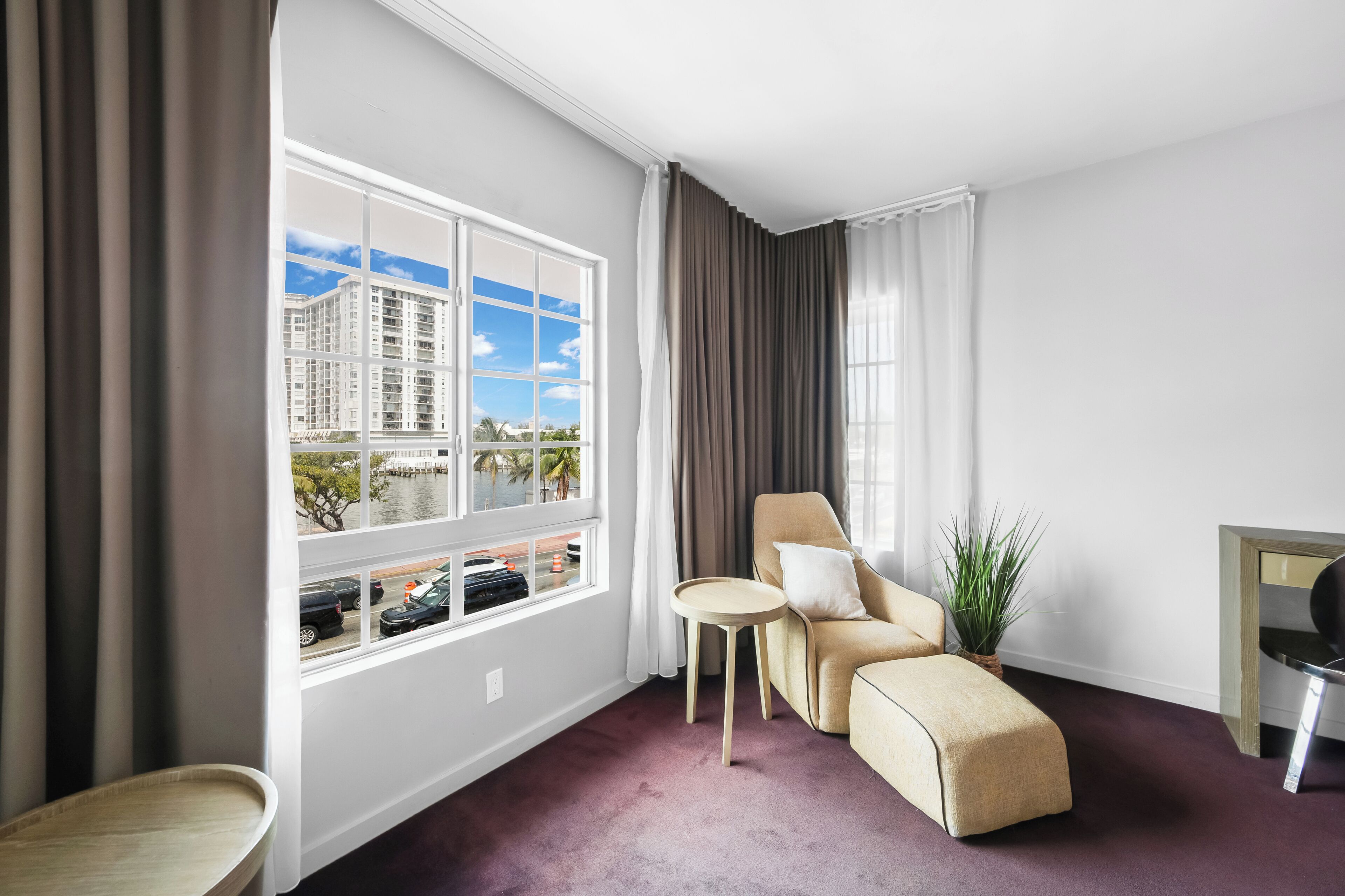 Superior Room, 1 King Bed, Kitchenette, Bay View | Living area