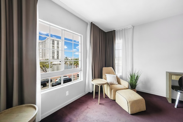 Superior Room, 1 King Bed, Kitchenette, Bay View | Living area