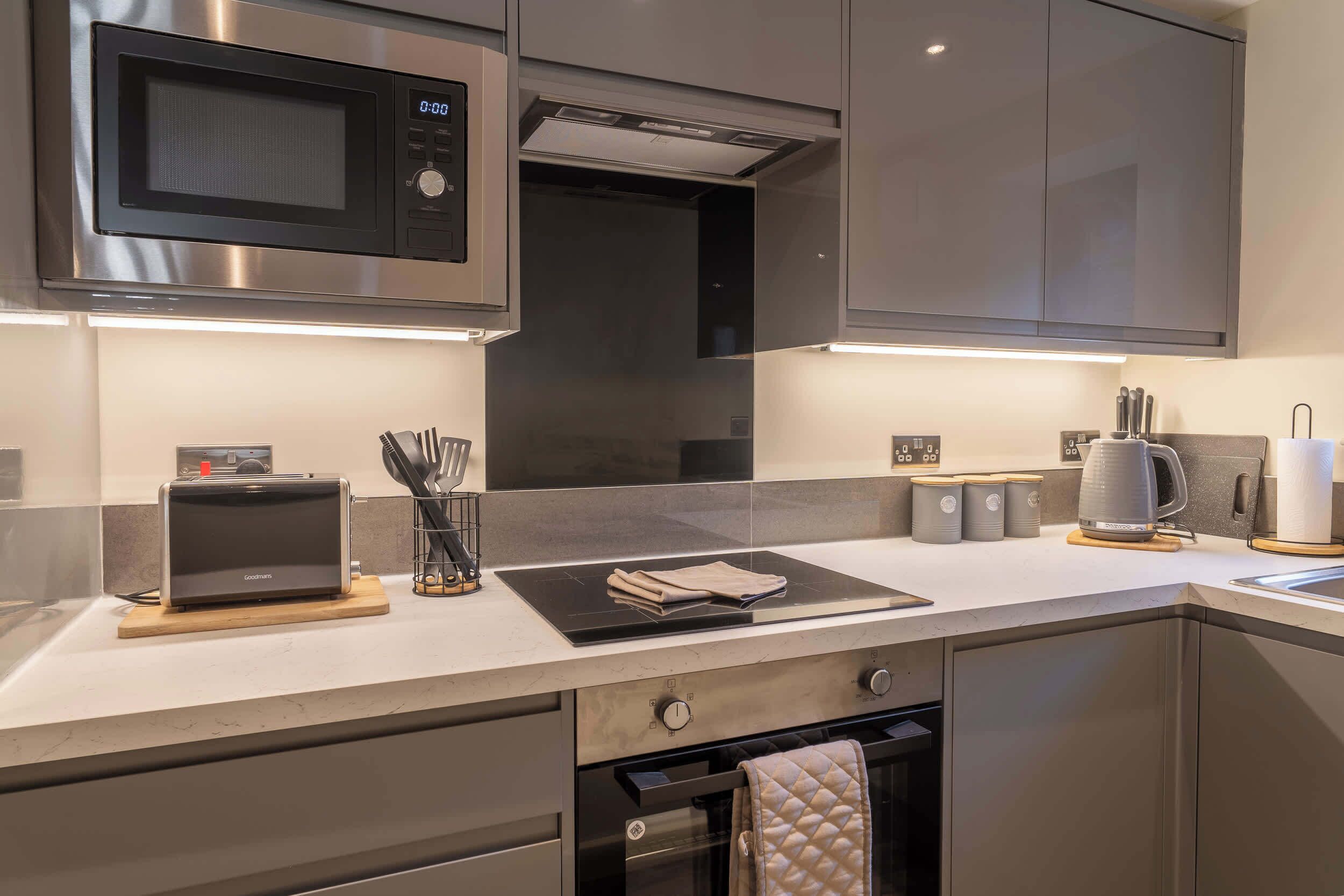 Refrigerador, microondas, horno, placa de cocina