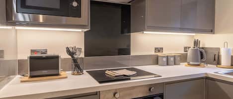 Refrigerador, microondas, horno, placa de cocina