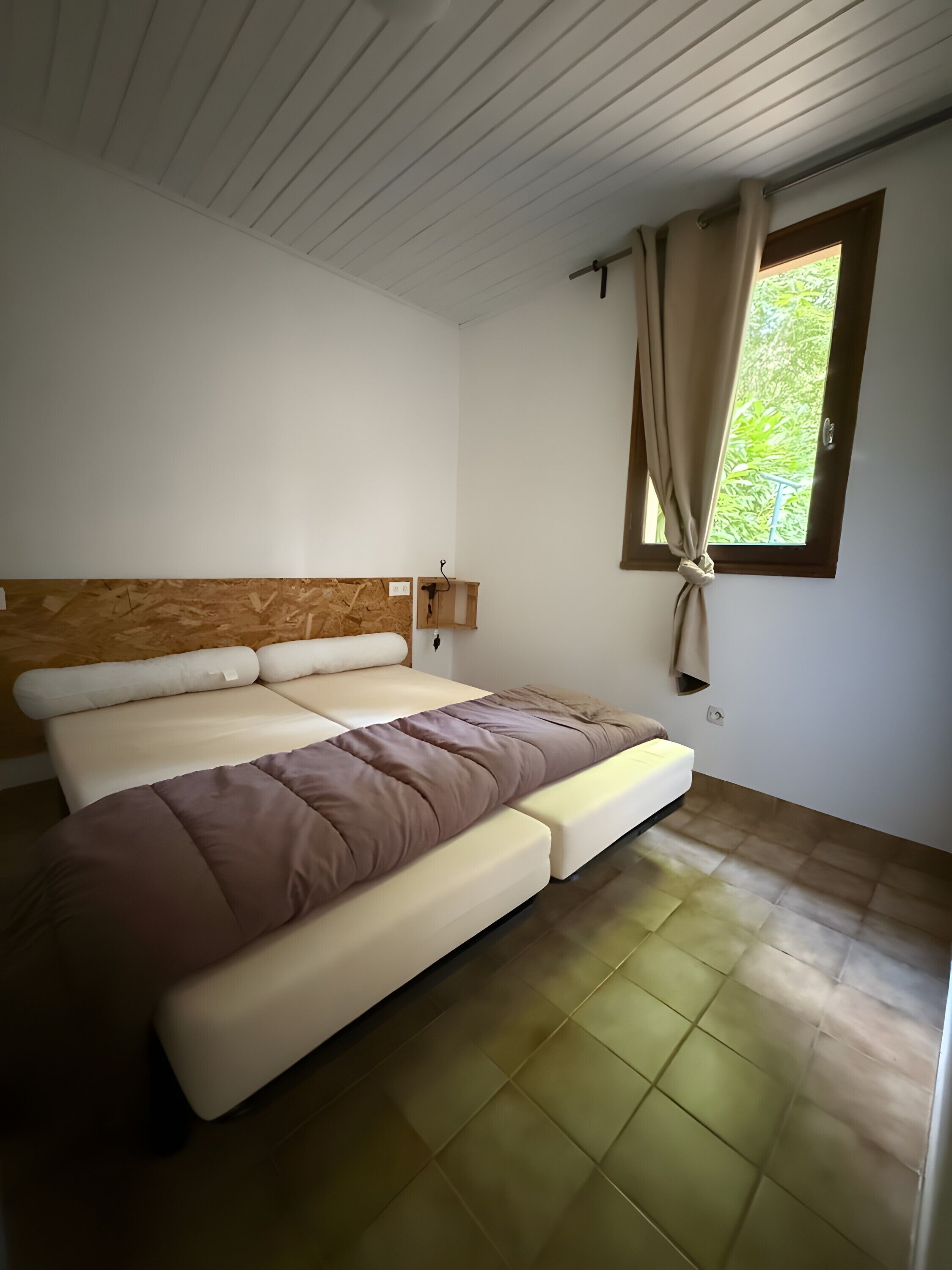 Tabla de planchar con plancha, wifi, ropa de cama