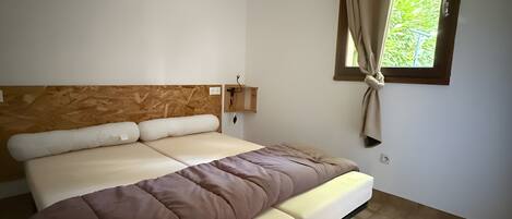 Tabla de planchar con plancha, wifi, ropa de cama