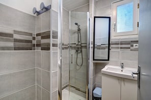 Shower - Holiday Home “Maison 6 Personnes” with Shared Pool (Calviac-en-Périgord)