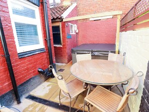 Outdoor dining - Alford Road (Mablethorpe)