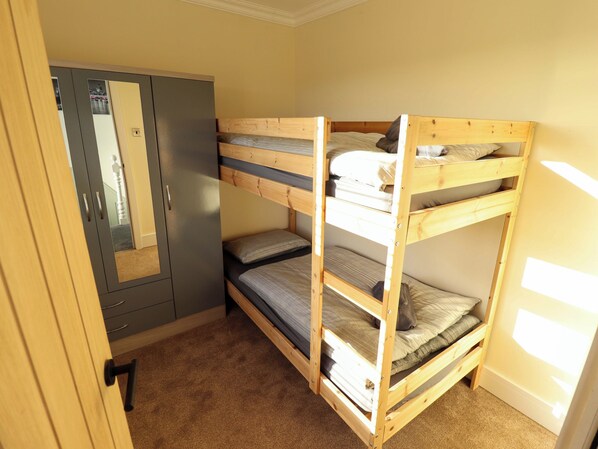 A bunk bed room with a wardrobe and a mirror. - Alford Road (Mablethorpe)