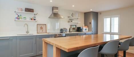 Dishwasher, cookware/dishes/utensils