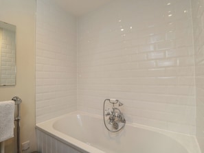 Shower - Flat 6 (Tetbury)