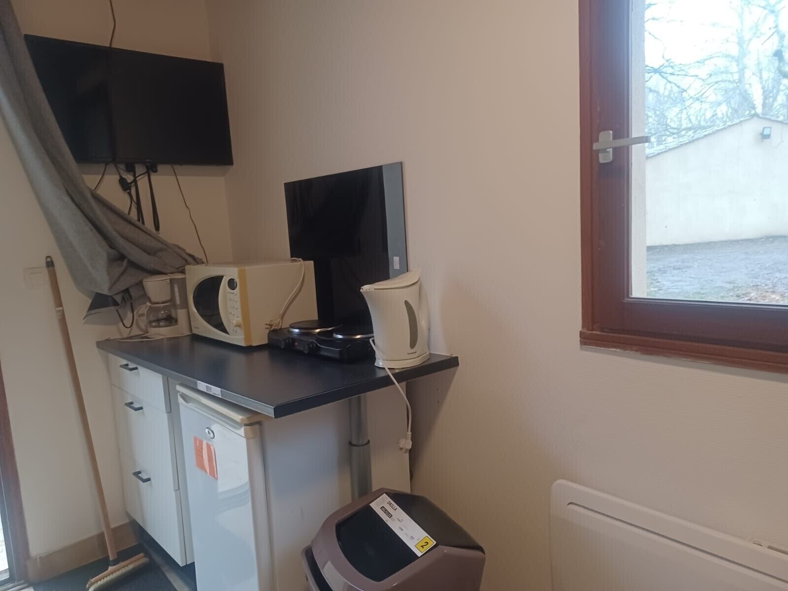 Réfrigérateur, micro-ondes, plaque de cuisson, cafetière/bouilloire