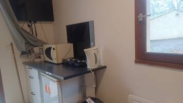 Réfrigérateur, micro-ondes, plaque de cuisson, cafetiÚre/bouilloire