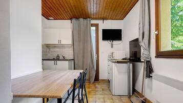 Fridge, microwave, stovetop, coffee/tea maker