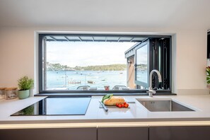 Oven, dishwasher, cookware/dishes/utensils - 2 Bed in Polruan (oc-w31943) (Fowey)