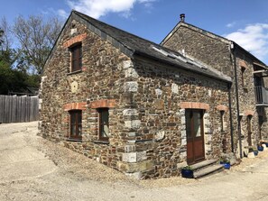 Exterior - 1 Bed in Woodford (oc-a32065) (Woodford)