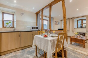 Dining - 1 Bed in Woodford (oc-a32065) (Woodford)