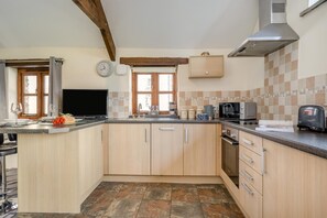 ميكروويف، فرن، غسالة أطباق، كرسي للأطفال