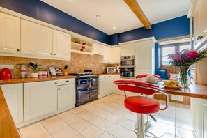 ميكروويف، فرن، غسالة أطباق، كرسي للأطفال