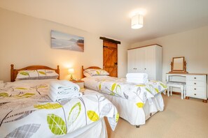 3 bedrooms, iron/ironing board, travel cot, free WiFi - 3 Bed in Woodford (oc-w32062) (Woodford)