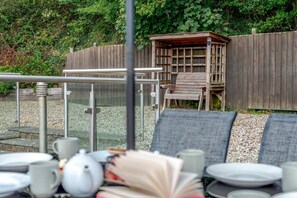 Outdoor dining - 3 Bed in Woodford (oc-w32062) (Woodford)