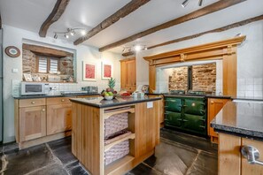 Oven, dishwasher, high chair, cookware/dishes/utensils - 4 Bed in St. Martin (oc-p31126) (Saint Martin-by-Looe)