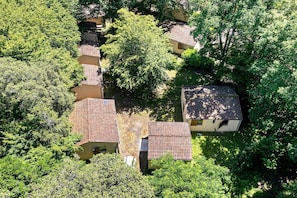 Une vue aérienne d’un quartier résidentiel avec de nombreuses maisons, entouré d’une végétation luxuriante.