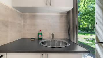 Refrigerador, microondas, parrilla de estufa y cafetera y tetera