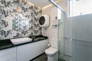 Een haardroger, handdoeken