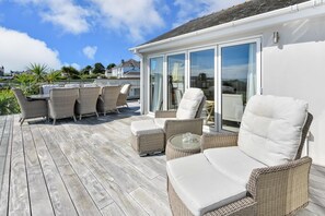 Outdoor dining - 5 Bed in Abersoch (oc-b26909) (Abersoch)