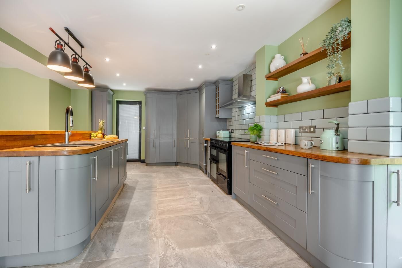 Micro-ondes, four, lave-vaisselle, chaise haute