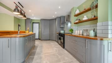 Een magnetron, een oven, een vaatwasser, een kinderstoel