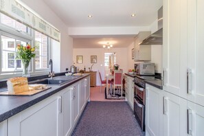 Microwave, oven, cookware/dishes/utensils - 1 Bed in Halam (oc-o32227) (Halam)