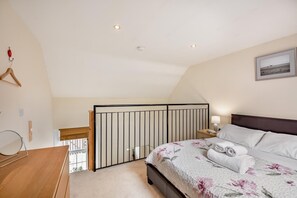 A bedroom with a bed, bedside table, and a window with blinds. - 1 Bed in Berwick-upon-Tweed (oc-a32026) (Kyloe)