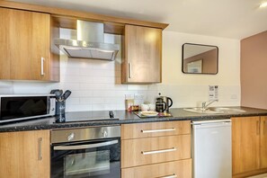 Microwave, oven, cookware/dishes/utensils - 1 Bed in Berwick-upon-Tweed (oc-a32026) (Kyloe)