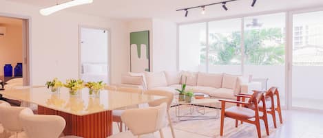 Apartment, 5 Bedrooms, Balcony, City View | Living area