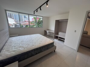 Escrivaninha, espaço de trabalho para notebook, cortinas blackout