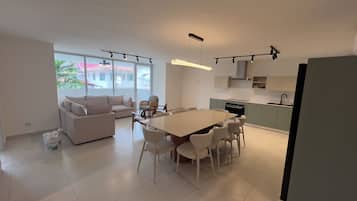 Full-size fridge, microwave, oven, stovetop