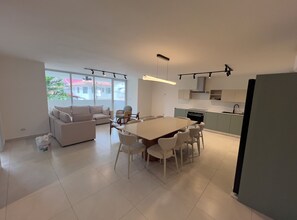 Geladeira grande, micro-ondas, fogão, cooktop