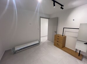 Escrivaninha, espaço de trabalho para notebook, cortinas blackout